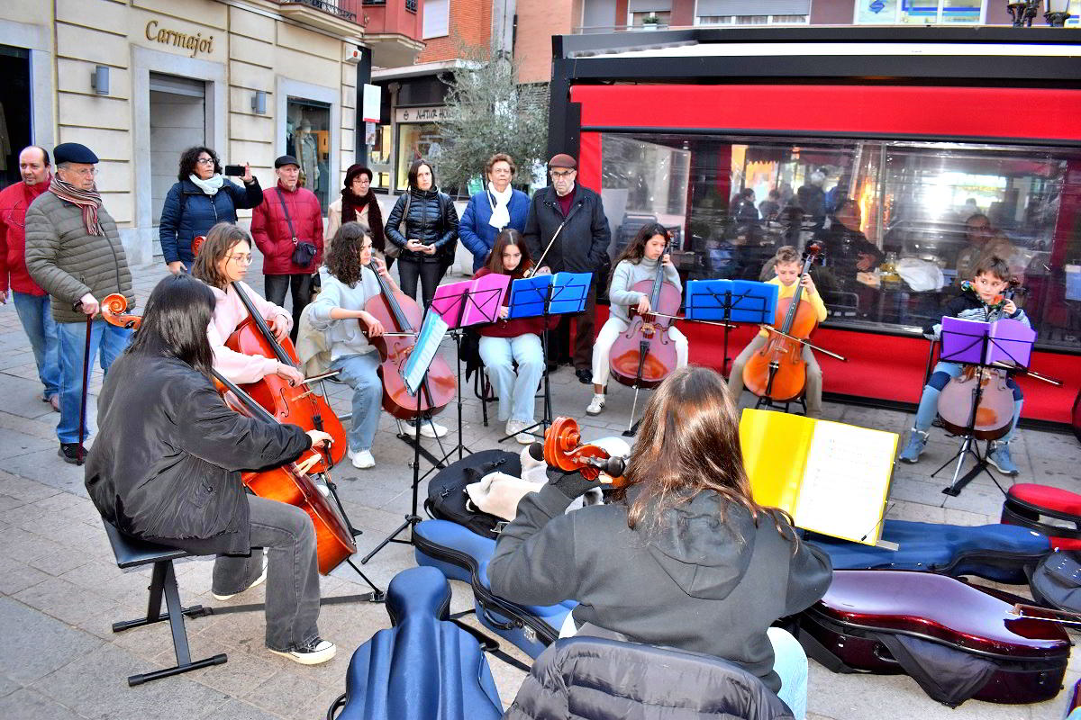 Los Alumnos de Violonchelo del Conservatorio 'Pablo Sorozábal' Llenan las Calles de Música Navideña 3