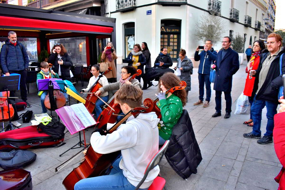 Los Alumnos de Violonchelo del Conservatorio 'Pablo Sorozábal' Llenan las Calles de Música Navideña 1