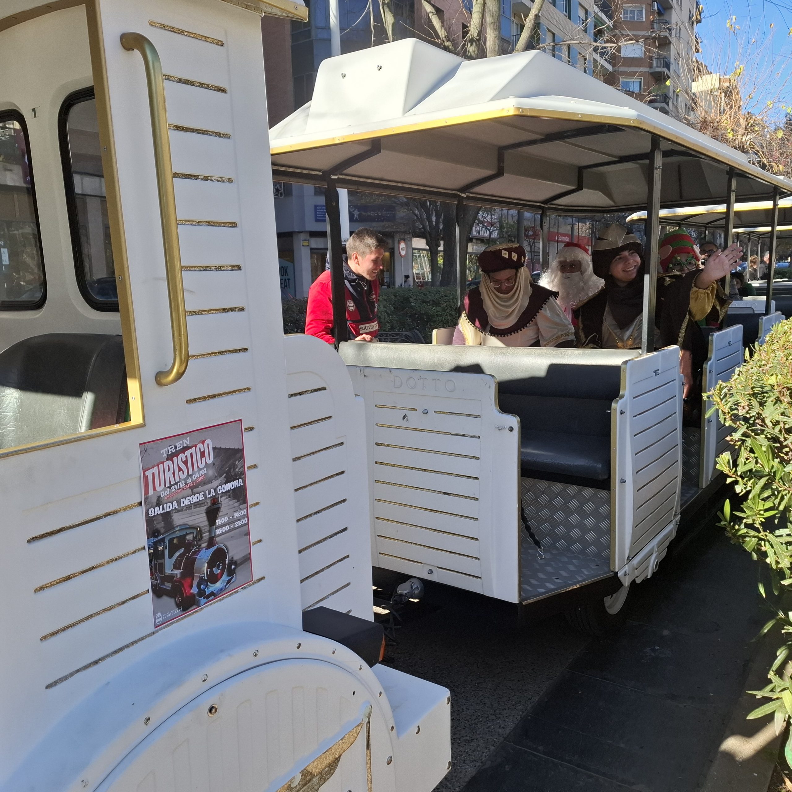 El Tren Turístico de Navidad Inaugura su Viaje con un Pasaje de Ensueño: El Séquito Real de Oriente y Papá Noel 3