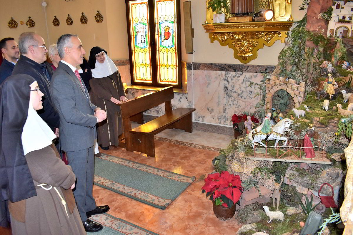 El alcalde transmite felicitaciones navideñas a las residentes de la Casa de las Hermanas de la Cruz 3