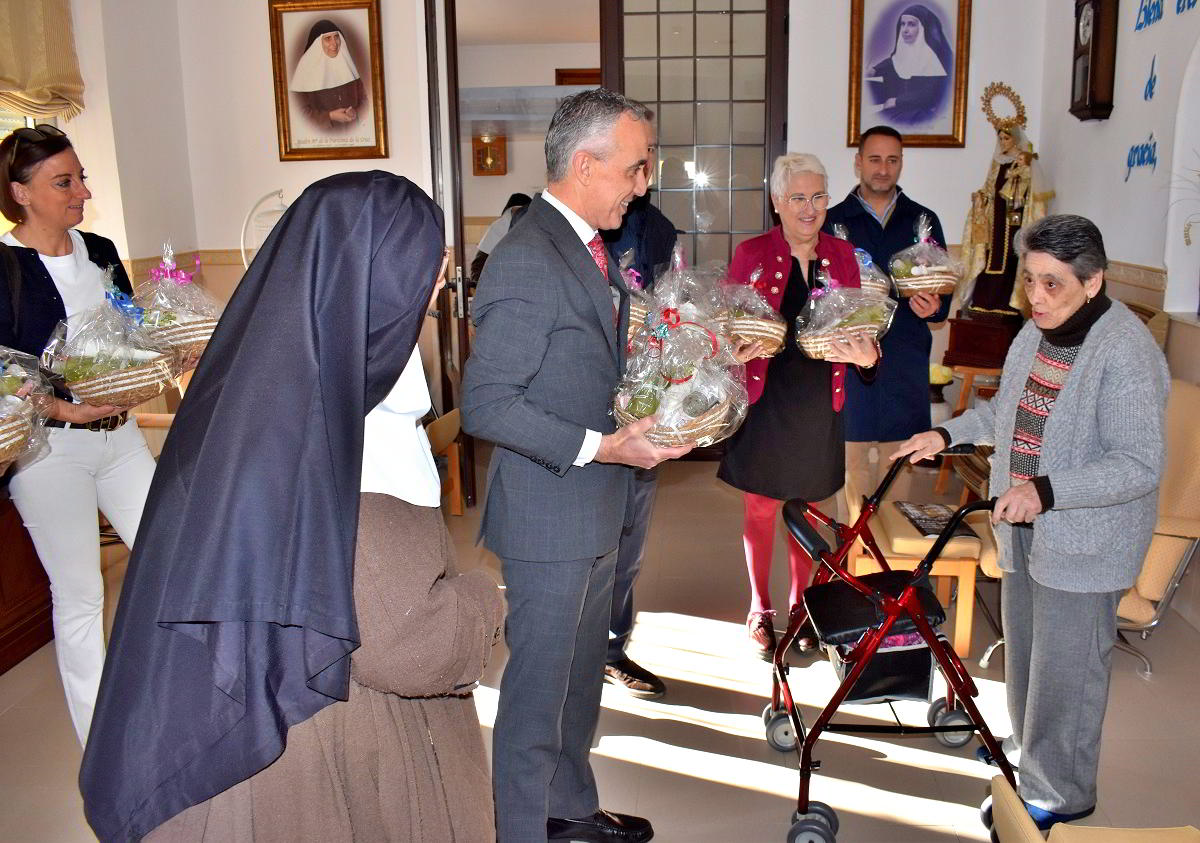 El alcalde transmite felicitaciones navideñas a las residentes de la Casa de las Hermanas de la Cruz 1