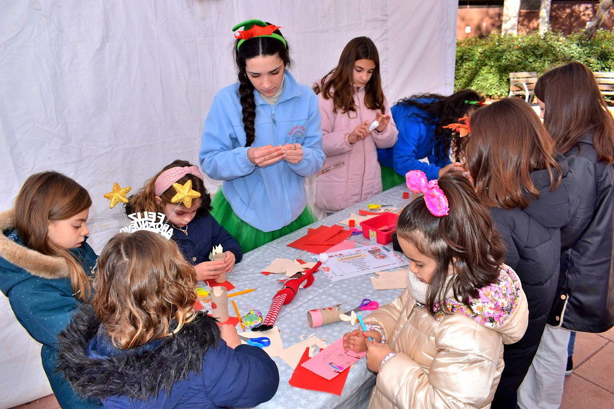 La Concejalía de Infancia y Juventud llena las calles de magia navideña con talleres de manualidades y un emocionante photocall con Papá Noel 3