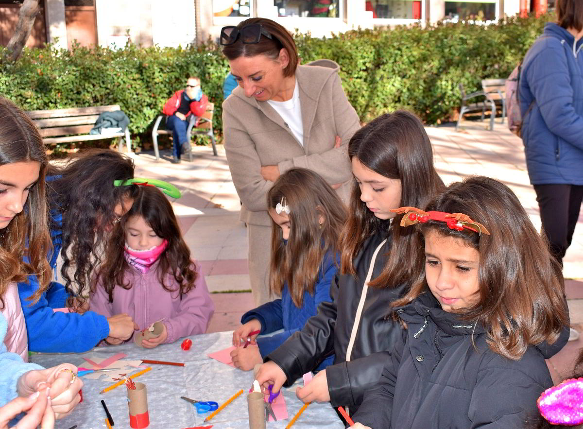 La Concejalía de Infancia y Juventud llena las calles de magia navideña con talleres de manualidades y un emocionante photocall con Papá Noel 1