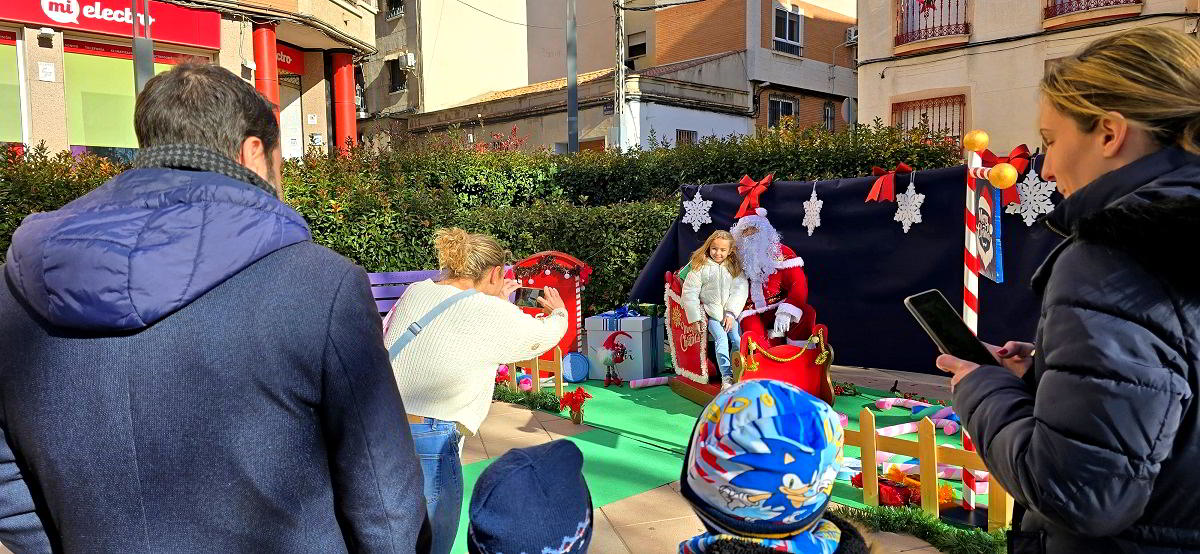 La Concejalía de Infancia y Juventud llena las calles de magia navideña con talleres de manualidades y un emocionante photocall con Papá Noel 4