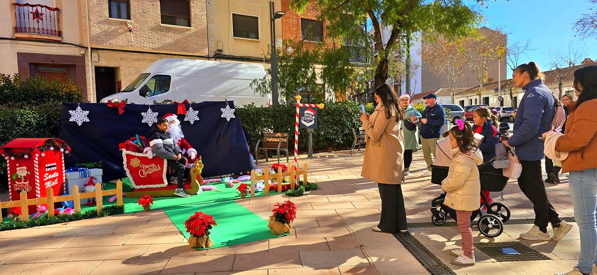 La Concejalía de Infancia y Juventud llena las calles de magia navideña con talleres de manualidades y un emocionante photocall con Papá Noel 2