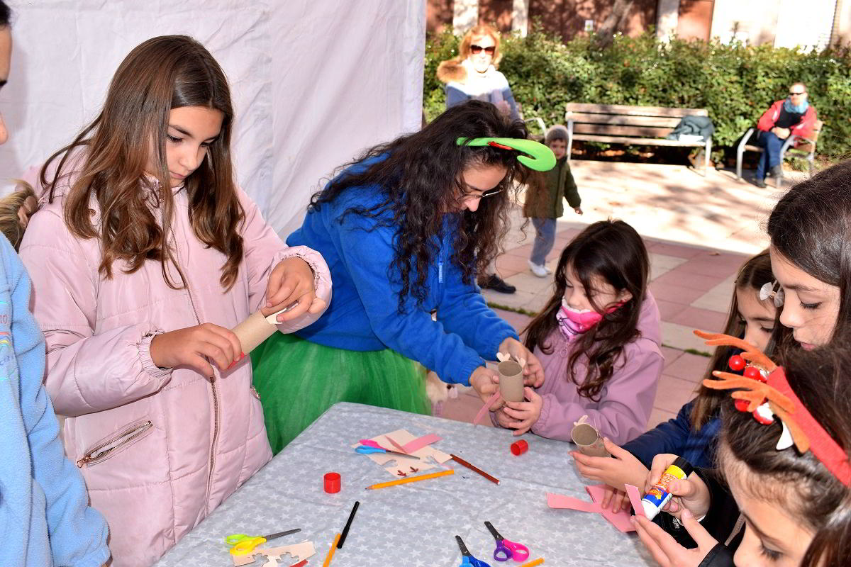 La Concejalía de Infancia y Juventud llena las calles de magia navideña con talleres de manualidades y un emocionante photocall con Papá Noel 5