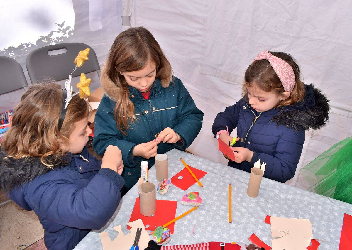 La Concejalía de Infancia y Juventud llena las calles de magia navideña con talleres de manualidades y un emocionante photocall con Papá Noel 7