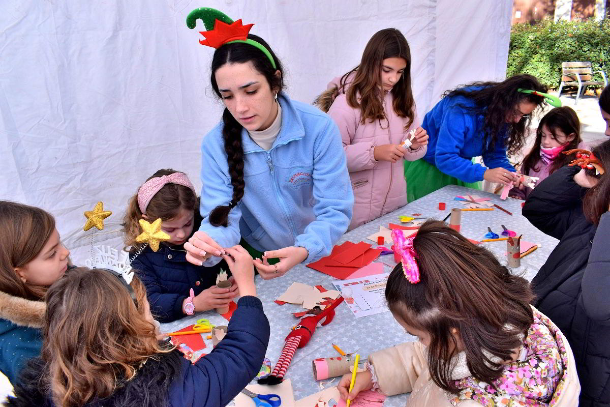 La Concejalía de Infancia y Juventud llena las calles de magia navideña con talleres de manualidades y un emocionante photocall con Papá Noel 8