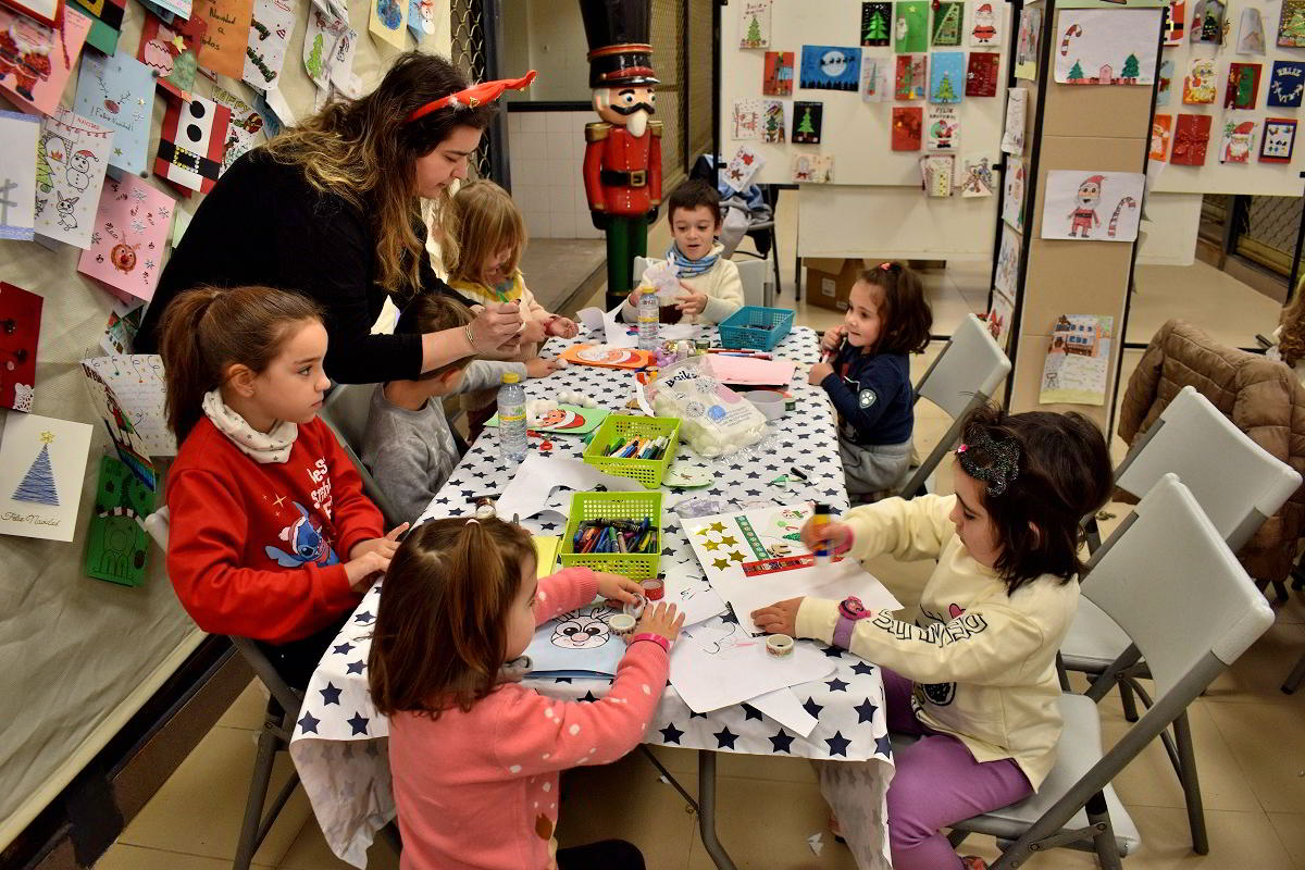 Celebrando la Navidad con Creatividad: Talleres Interactivos en el Mercado Municipal 1