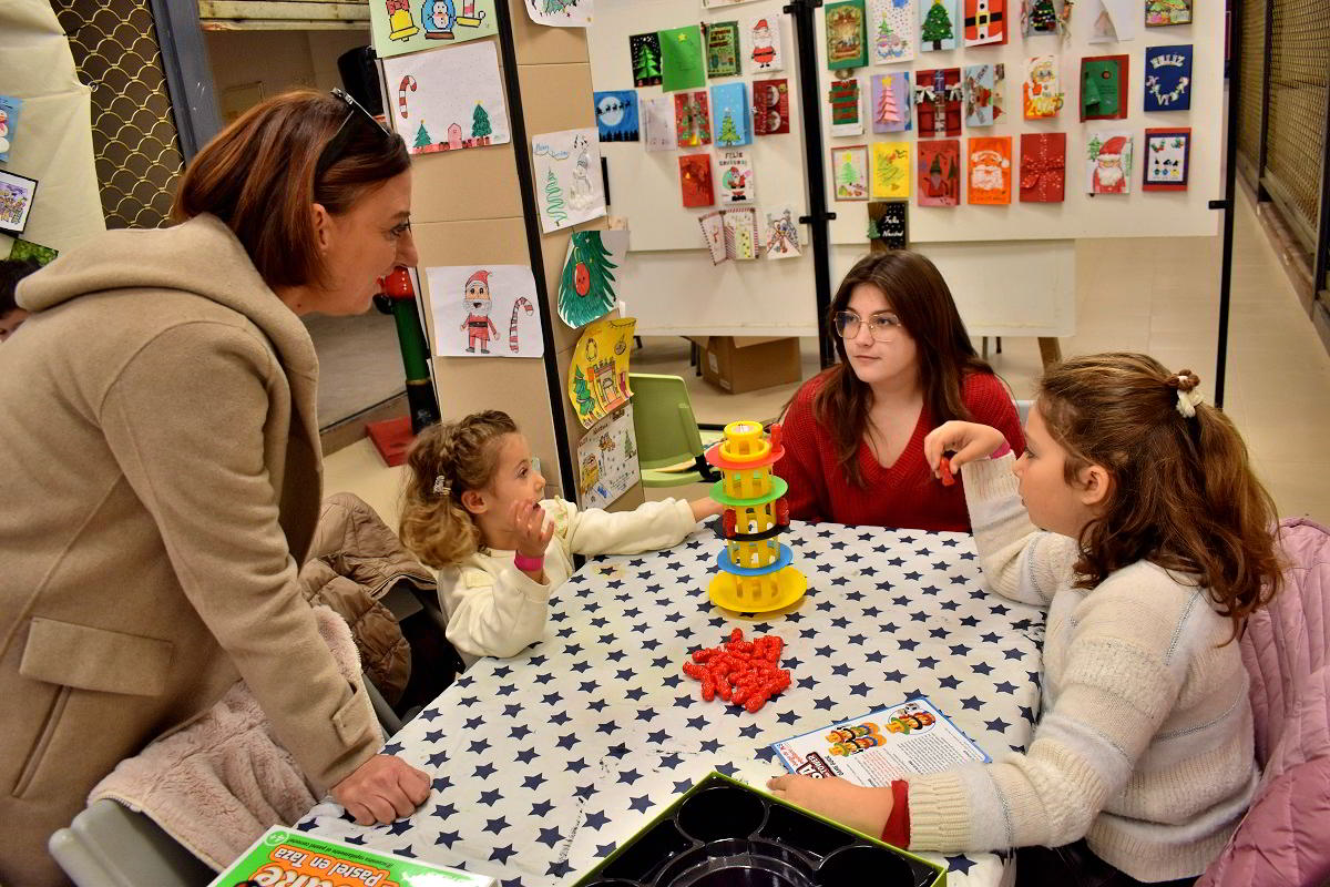 Celebrando la Navidad con Creatividad: Talleres Interactivos en el Mercado Municipal 2