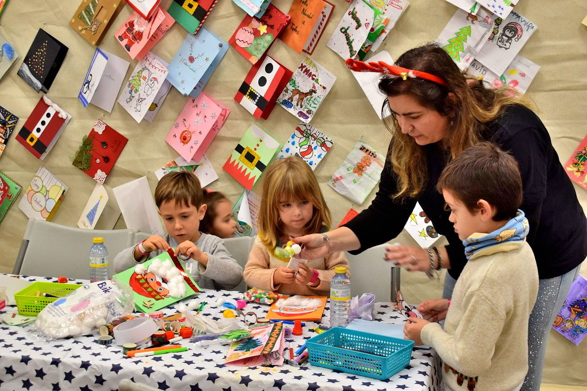 Celebrando la Navidad con Creatividad: Talleres Interactivos en el Mercado Municipal 3