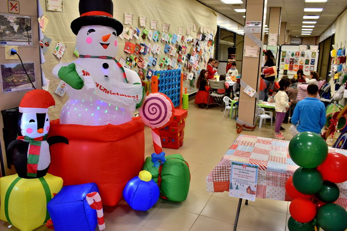 Celebrando la Navidad con Creatividad: Talleres Interactivos en el Mercado Municipal 6