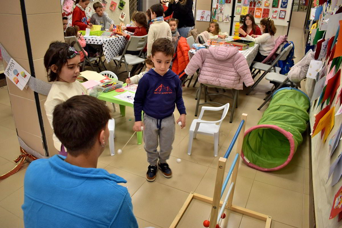 Celebrando la Navidad con Creatividad: Talleres Interactivos en el Mercado Municipal 4