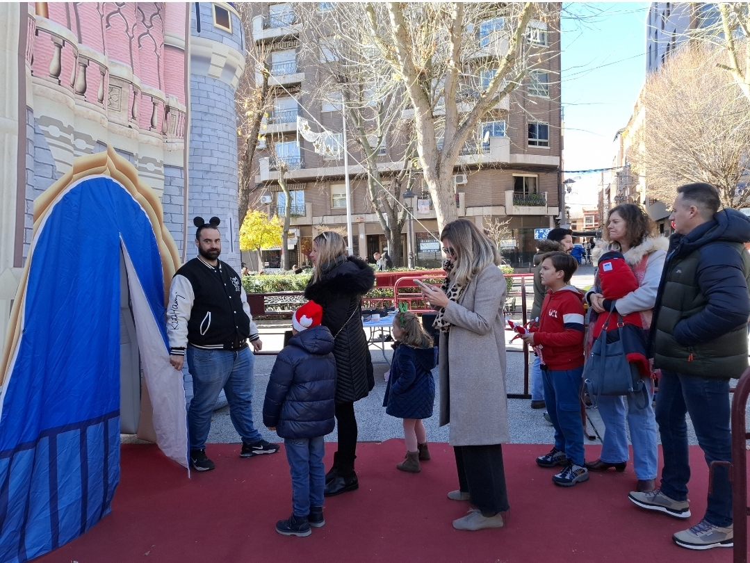 Mickey y Minnie Encienden la Magia Navideña en el Castillo de los Sueños 3