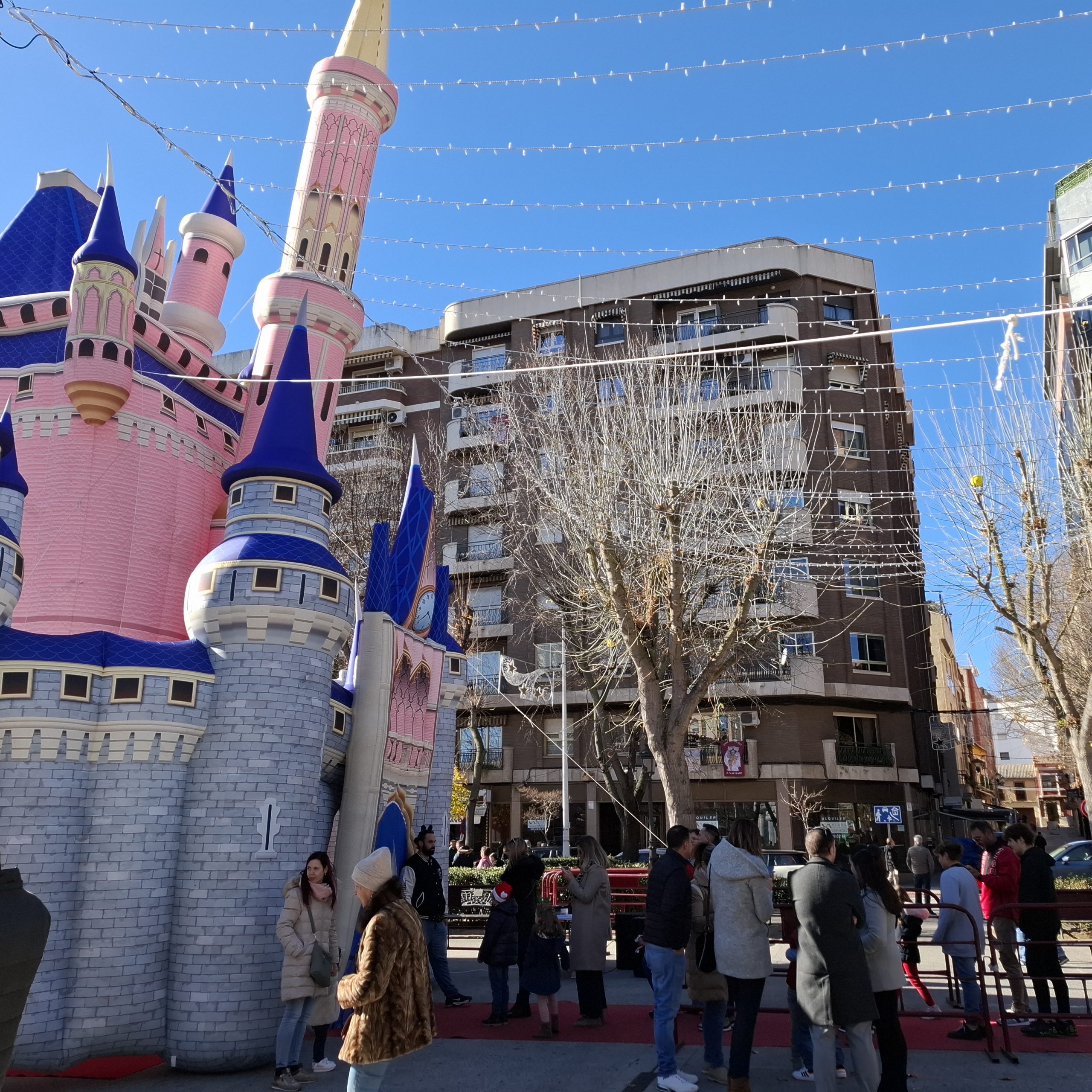 Mickey y Minnie Encienden la Magia Navideña en el Castillo de los Sueños 4