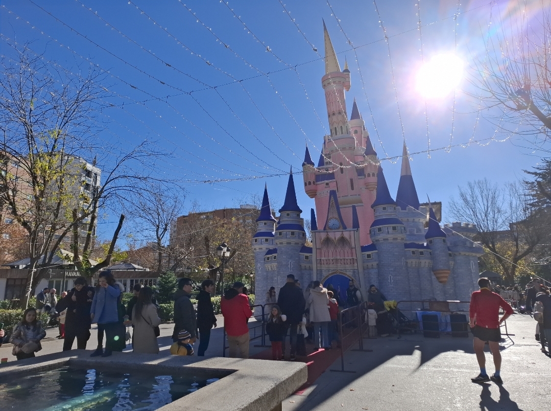 Mickey y Minnie Encienden la Magia Navideña en el Castillo de los Sueños 2