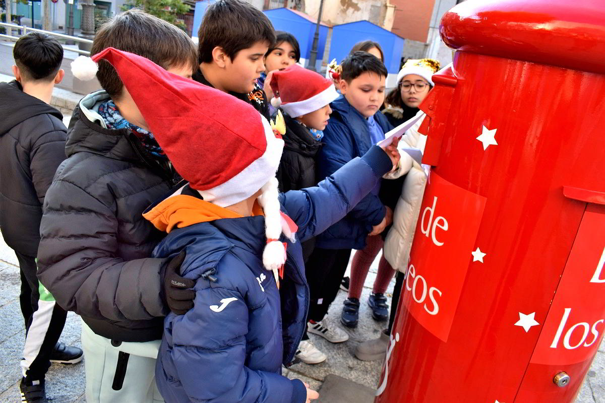 Estudiantes del colegio Calderón de la Barca comparten sus aspiraciones para el año entrante en el 'Buzón de los Deseos' 1