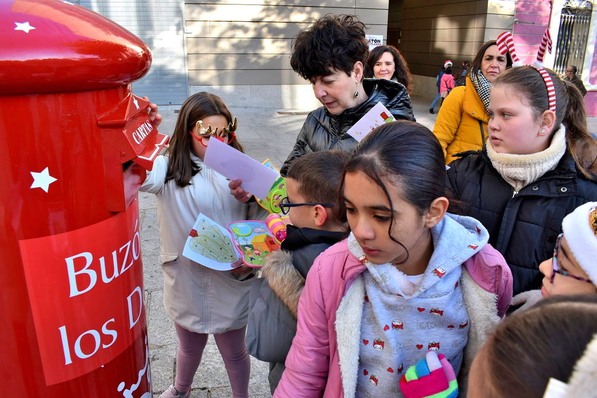 Estudiantes del colegio Calderón de la Barca comparten sus aspiraciones para el año entrante en el 'Buzón de los Deseos' 2