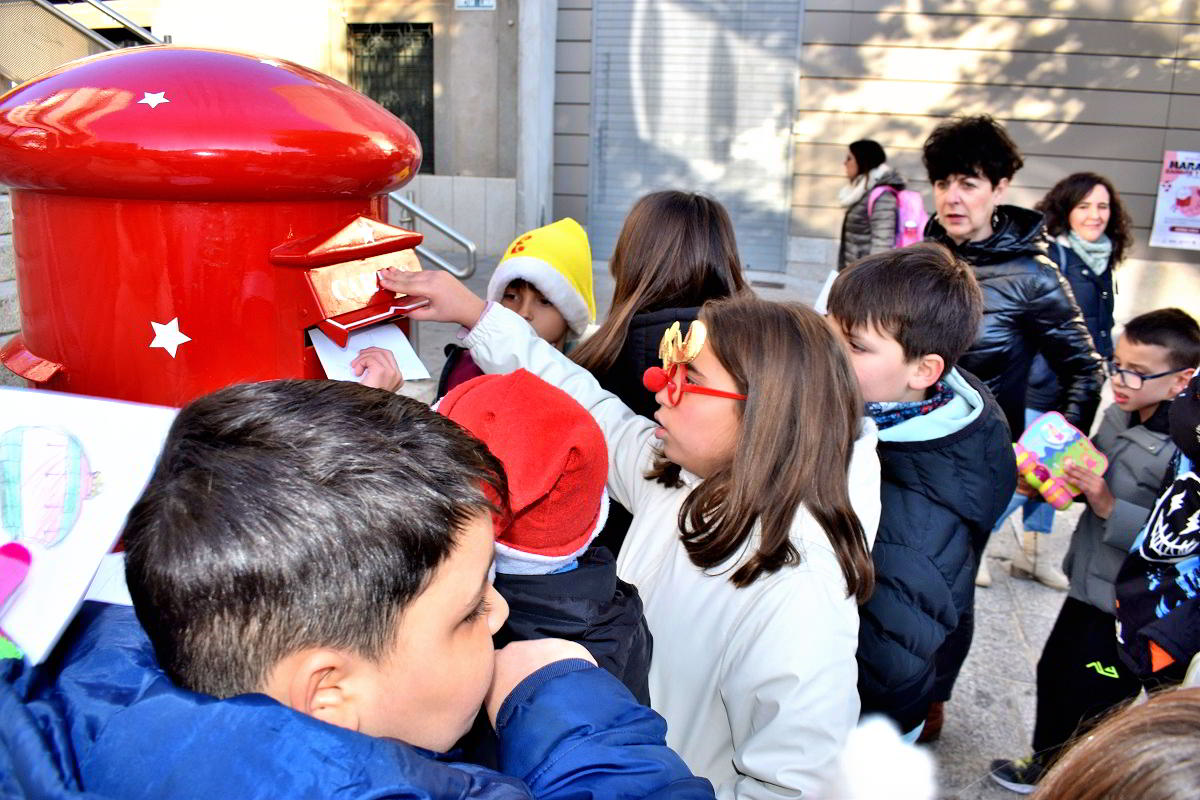 Estudiantes del colegio Calderón de la Barca comparten sus aspiraciones para el año entrante en el 'Buzón de los Deseos' 3