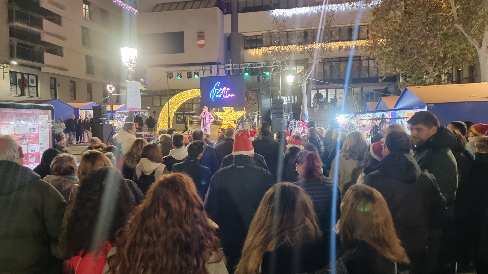 Risas Melódicas bajo las Estrellas: Una Velada de Fin de Año en la Plaza del Ayuntamiento 2