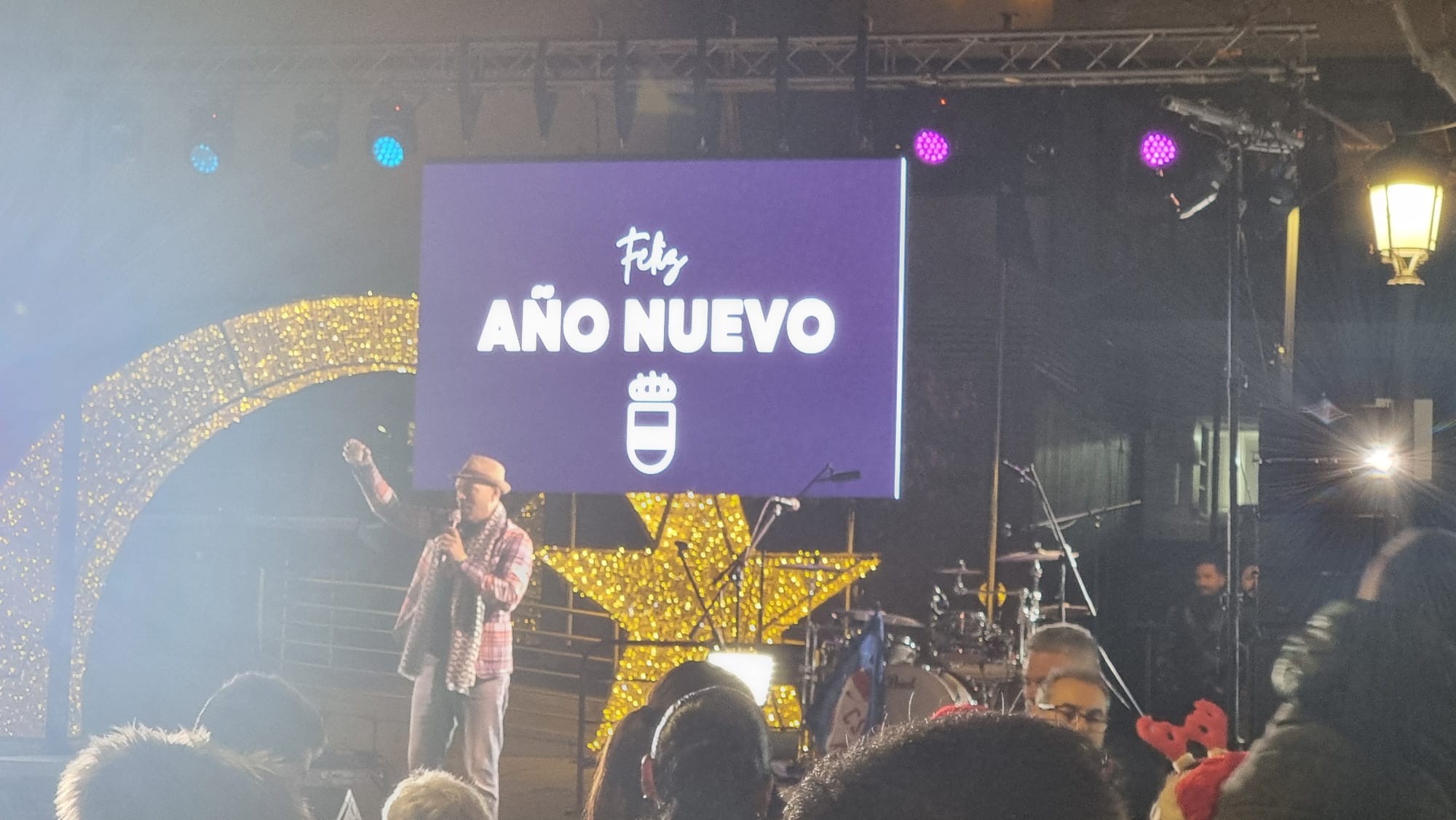 Risas Melódicas bajo las Estrellas: Una Velada de Fin de Año en la Plaza del Ayuntamiento 1