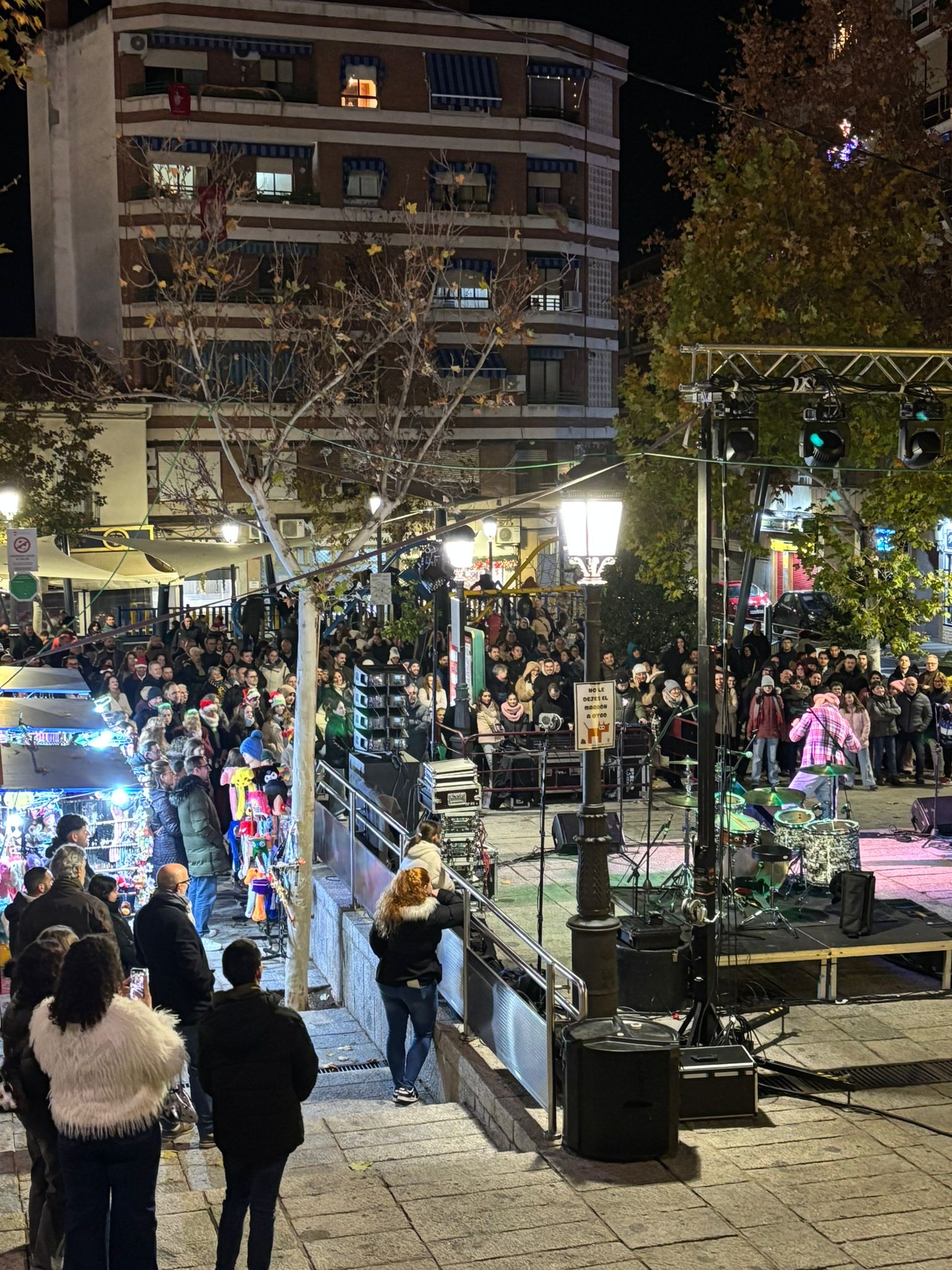 Risas Melódicas bajo las Estrellas: Una Velada de Fin de Año en la Plaza del Ayuntamiento 7