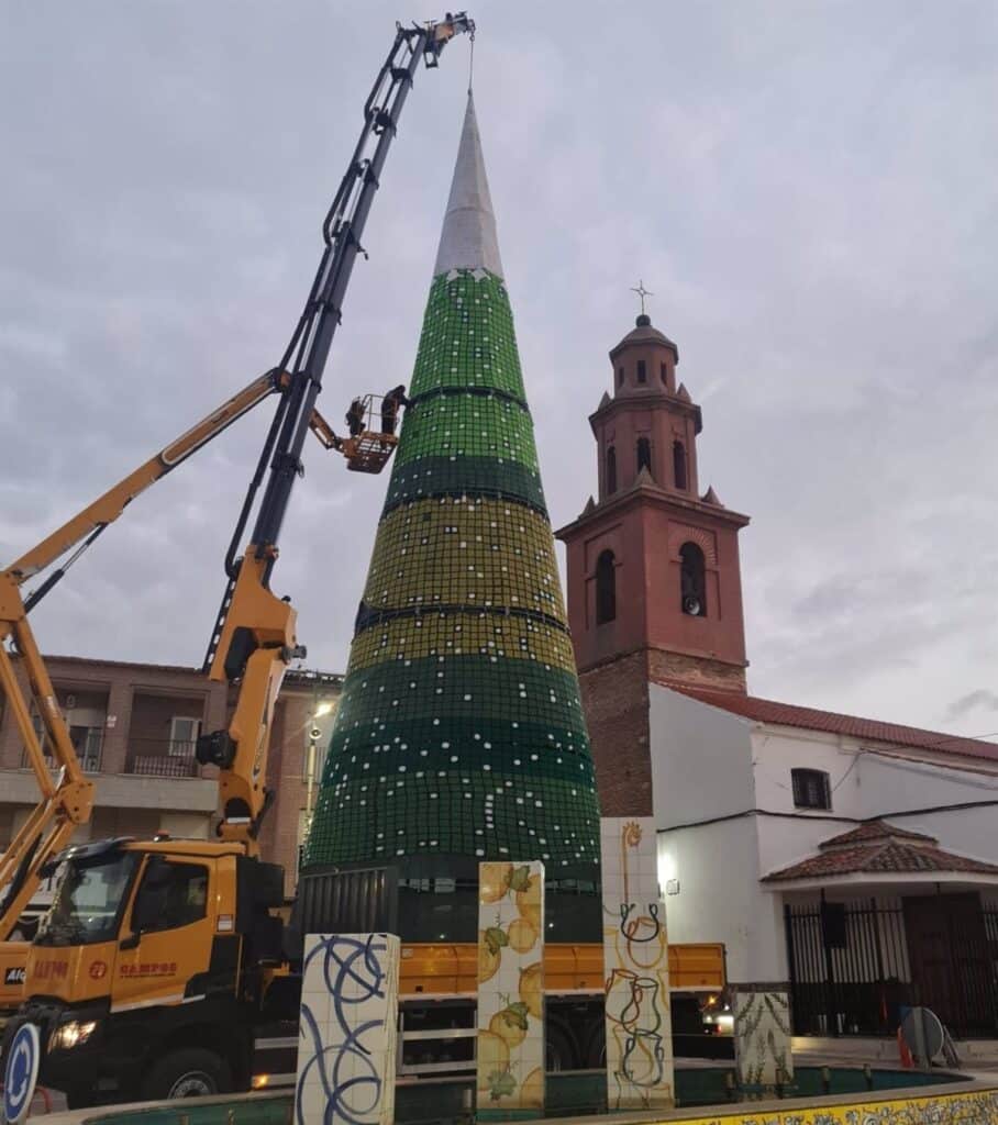 Cazalegas inaugura este viernes el árbol de Navidad de croché más grande del mundo