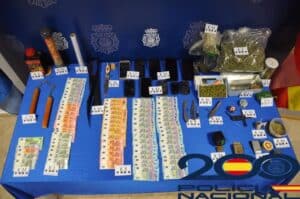 Desmantelado un punto de venta de droga en un domicilio de Valdepeñas tras la detención de dos hombres