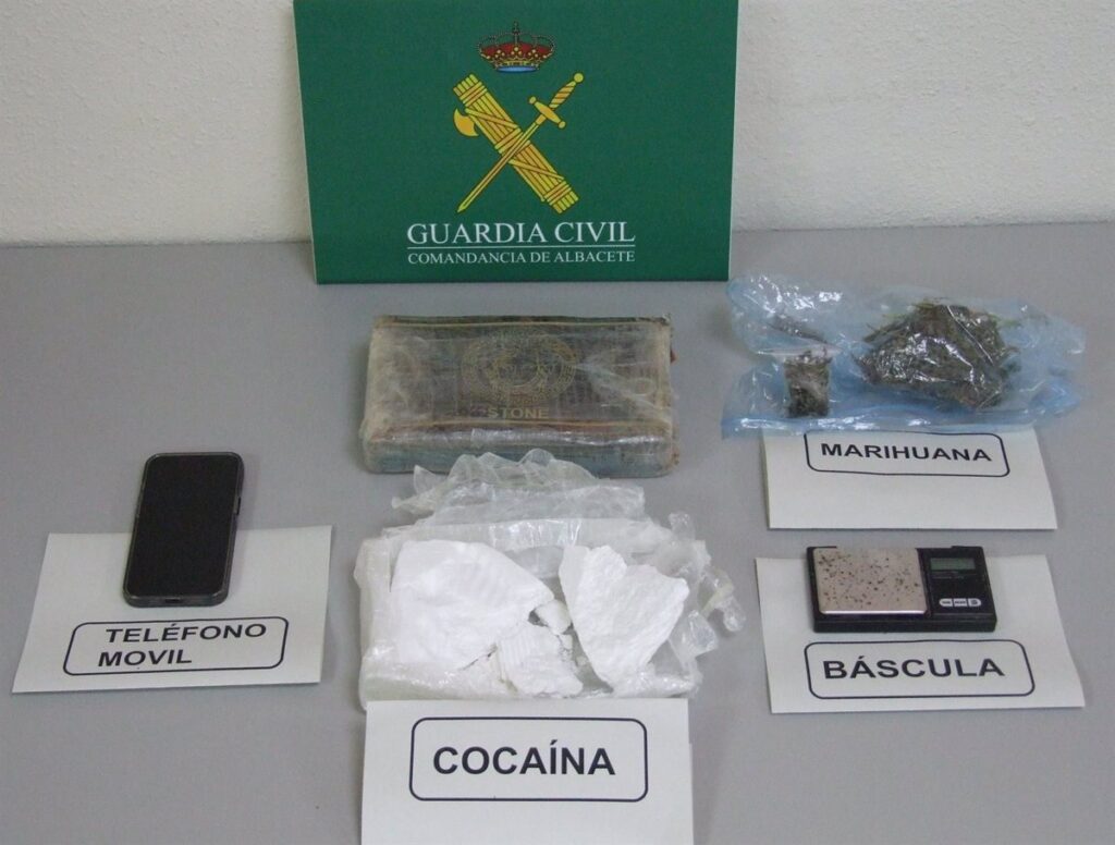 Detenidas tres personas en Almansa tras ser intervenidos 1.543 gramos de cocaína en el tejado de una vivienda