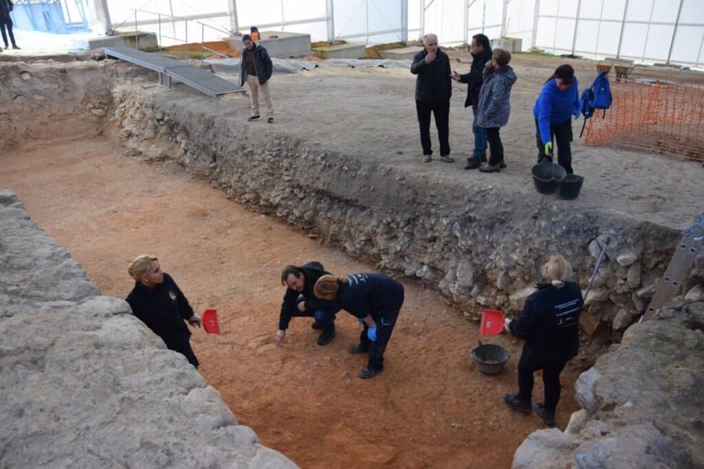 El taller Recual de Noheda culmina una excavación de 70 m2 en el yacimiento y saca a la luz un pie de una estatua