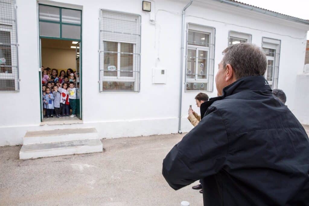 El presidente de C-LM avanza la apertura en 2025 de 83 nuevas escuelas infantiles en la región