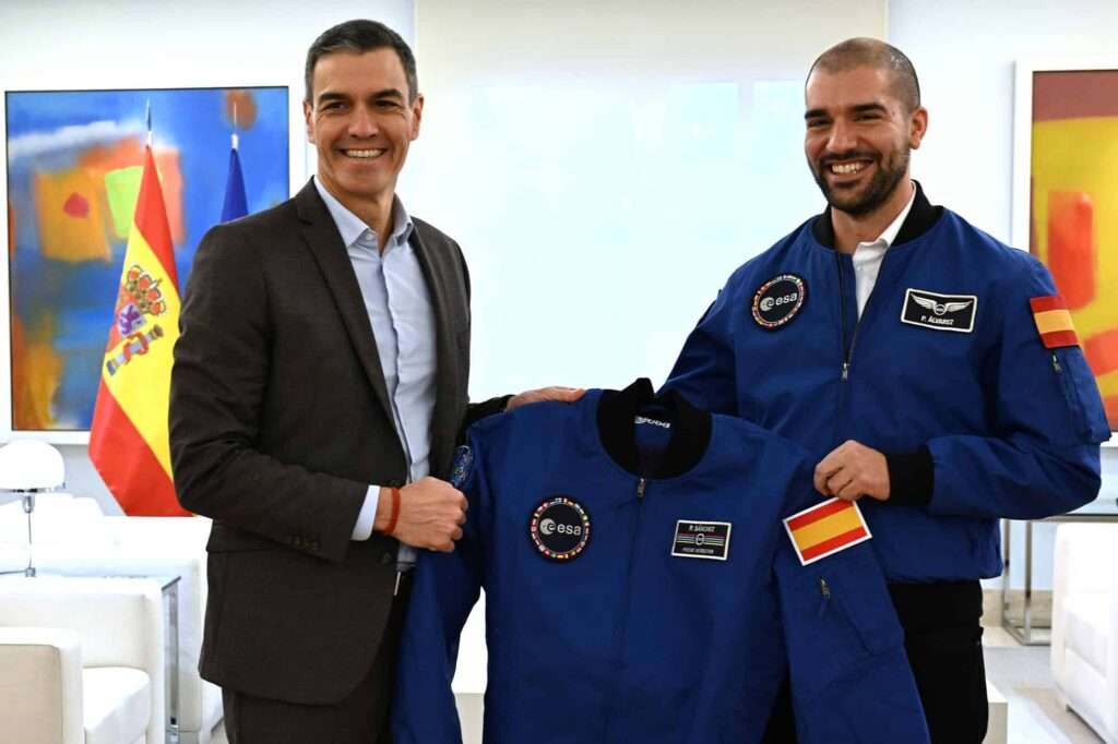 Encuentro Espacial en la Moncloa: Presidente Pedro Sánchez Honra al Astronauta Español Pablo Álvarez 5
