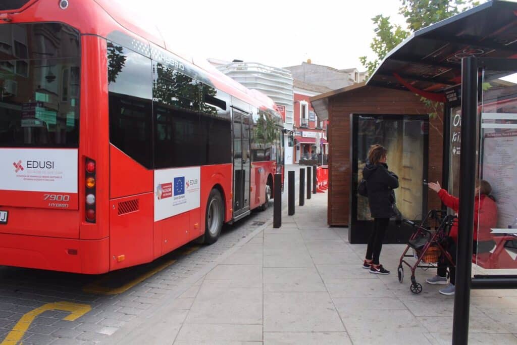 Fomento amplía en 225.000 euros el importe destinado a las ayudas para la reducción del precio de abonos de transporte