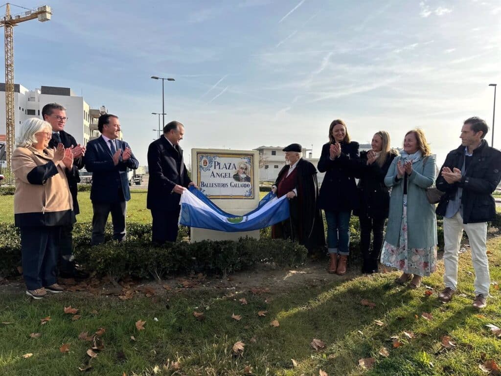 La placa del profesor Ángel Ballesteros ya luce en Talavera en reconocimiento a su labor por la cultura de la ciudad