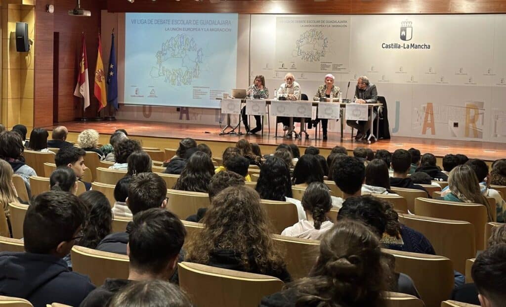 Hasta 19 equipos de 10 centros educativos de Guadalajara delibera sobre UE y migración en la VII Liga de Debate Escolar