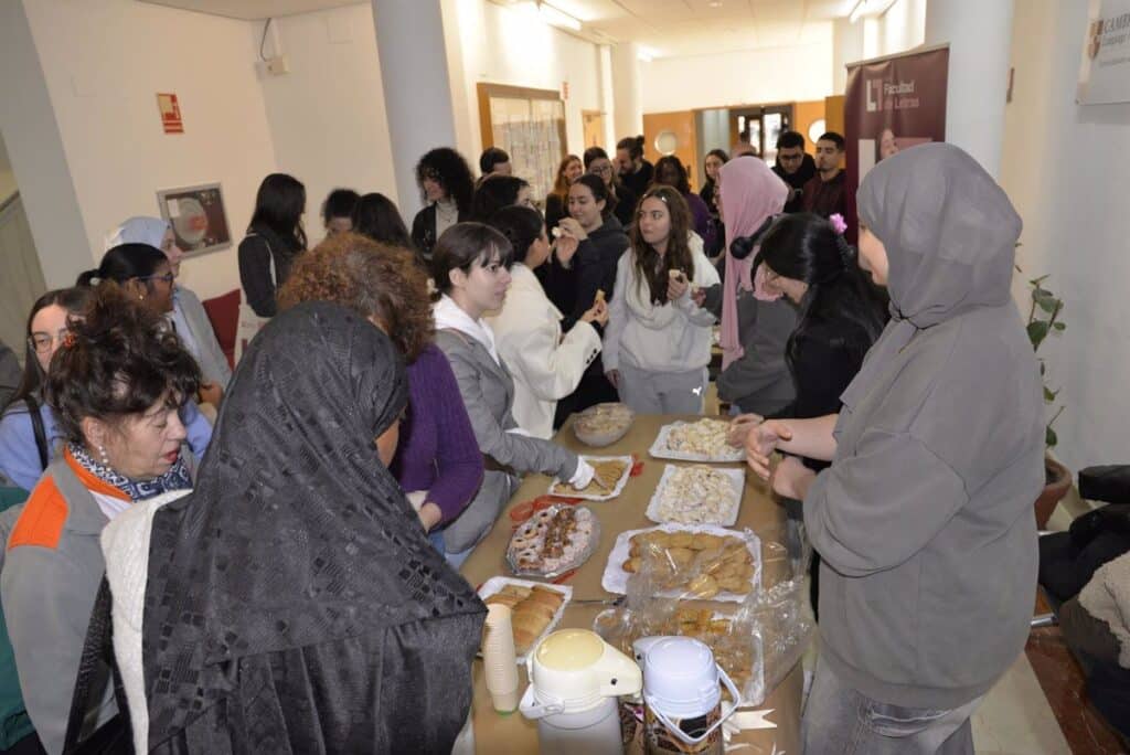 UCLM reivindica con charlas, poesía, música, caligrafía y dulces la importancia de la cultura árabe