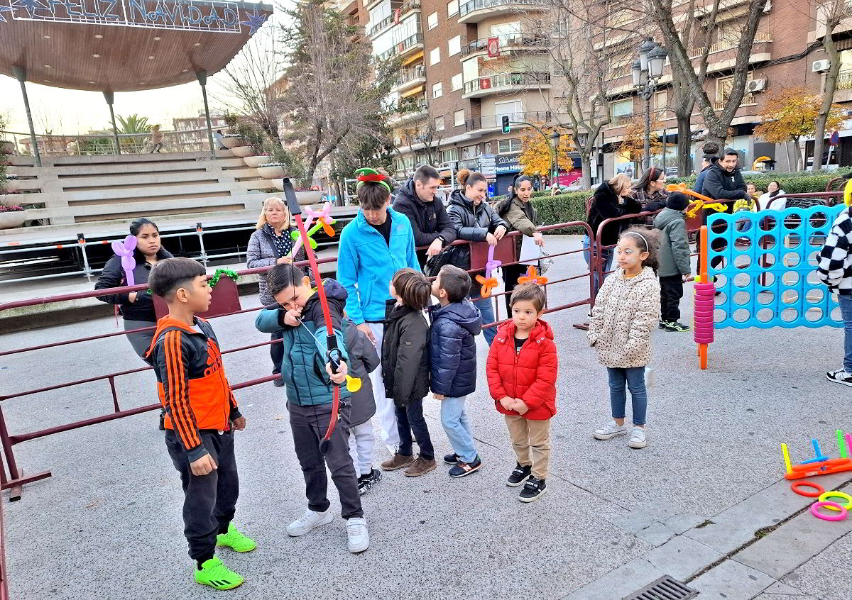 Festival Navideño de Creatividad Juvenil: Descubre el Arte y la Diversión con Taller de Manualidades, Juegos Interactivos, Pintacaras, Tiro con Arco y Magia de Globoflexia 2