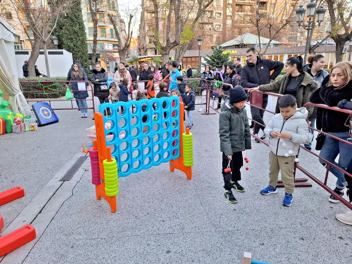 Festival Navideño de Creatividad Juvenil: Descubre el Arte y la Diversión con Taller de Manualidades, Juegos Interactivos, Pintacaras, Tiro con Arco y Magia de Globoflexia 3