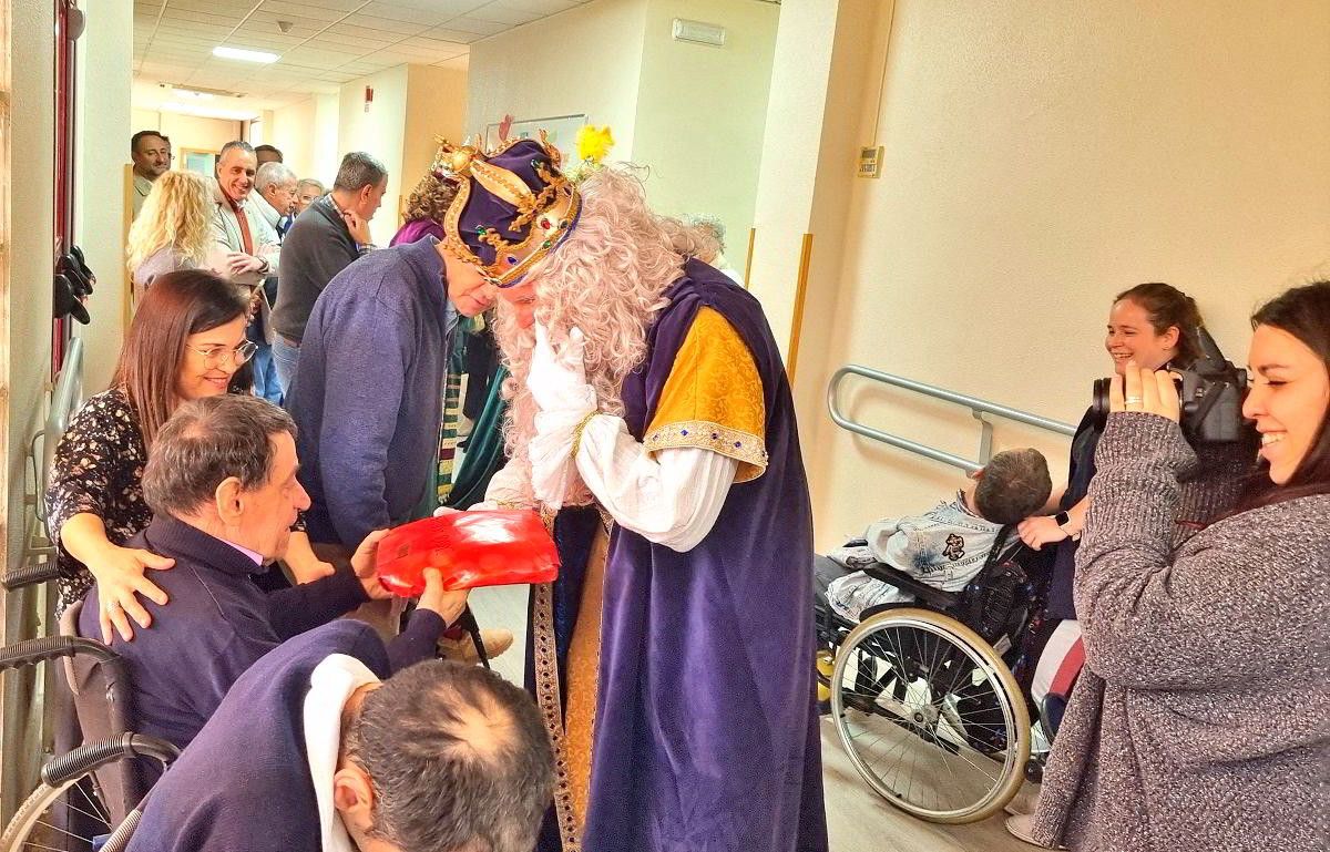 Los Reyes Magos Visitan a los Huéspedes de la Fundación Fuente Agria y del Centro de Mayores 'Pocitas del Prior' 1