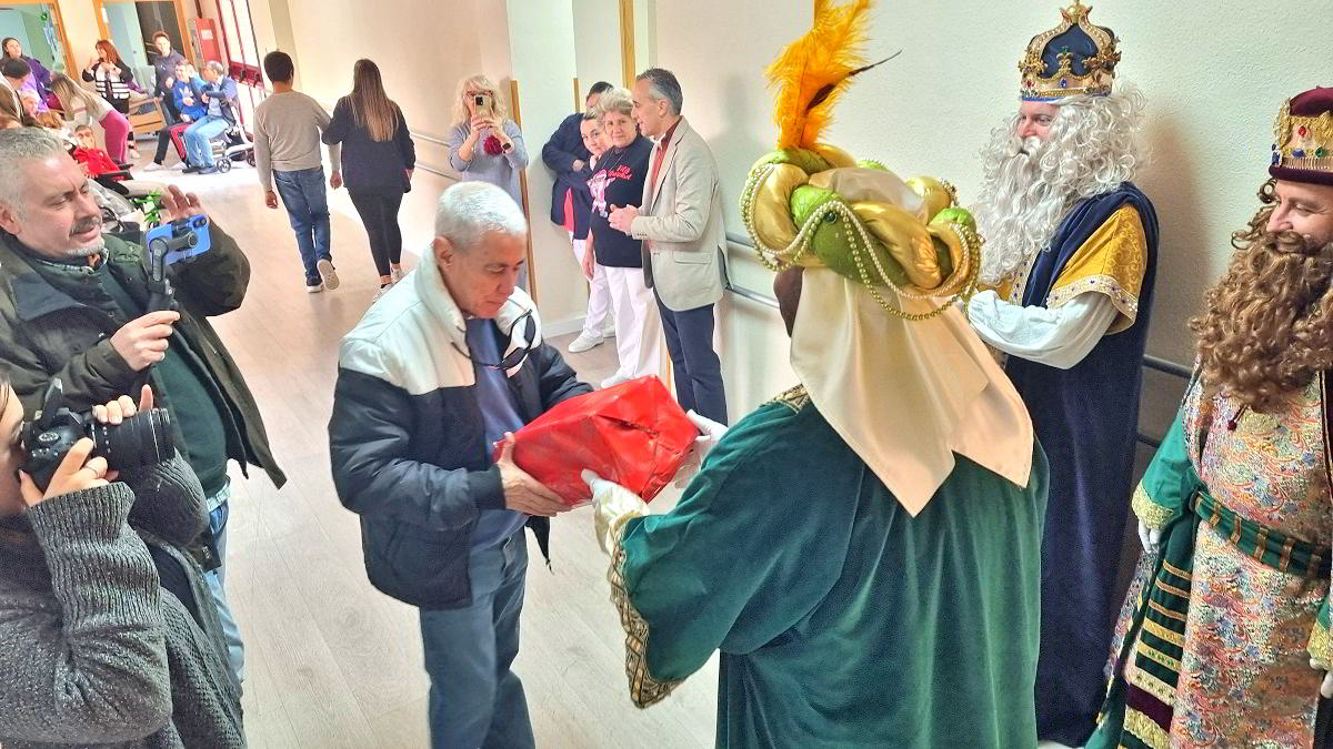 Los Reyes Magos Visitan a los Huéspedes de la Fundación Fuente Agria y del Centro de Mayores 'Pocitas del Prior' 3