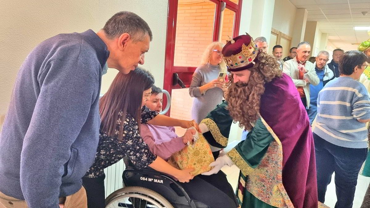 Los Reyes Magos Visitan a los Huéspedes de la Fundación Fuente Agria y del Centro de Mayores 'Pocitas del Prior' 2