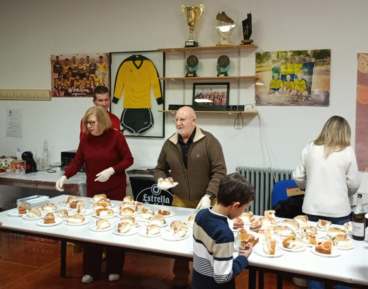 Fiesta de Comunidad en El Villar: Unión y Dulzura en la Celebración de Reyes con Reparto de Roscón 1