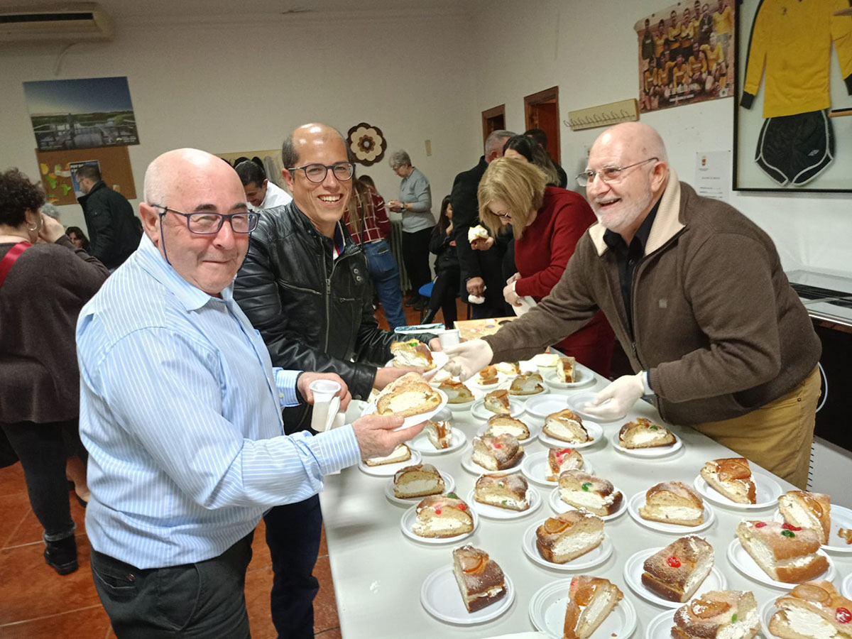 Fiesta de Comunidad en El Villar: Unión y Dulzura en la Celebración de Reyes con Reparto de Roscón 3