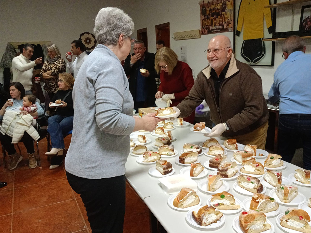 Fiesta de Comunidad en El Villar: Unión y Dulzura en la Celebración de Reyes con Reparto de Roscón 2