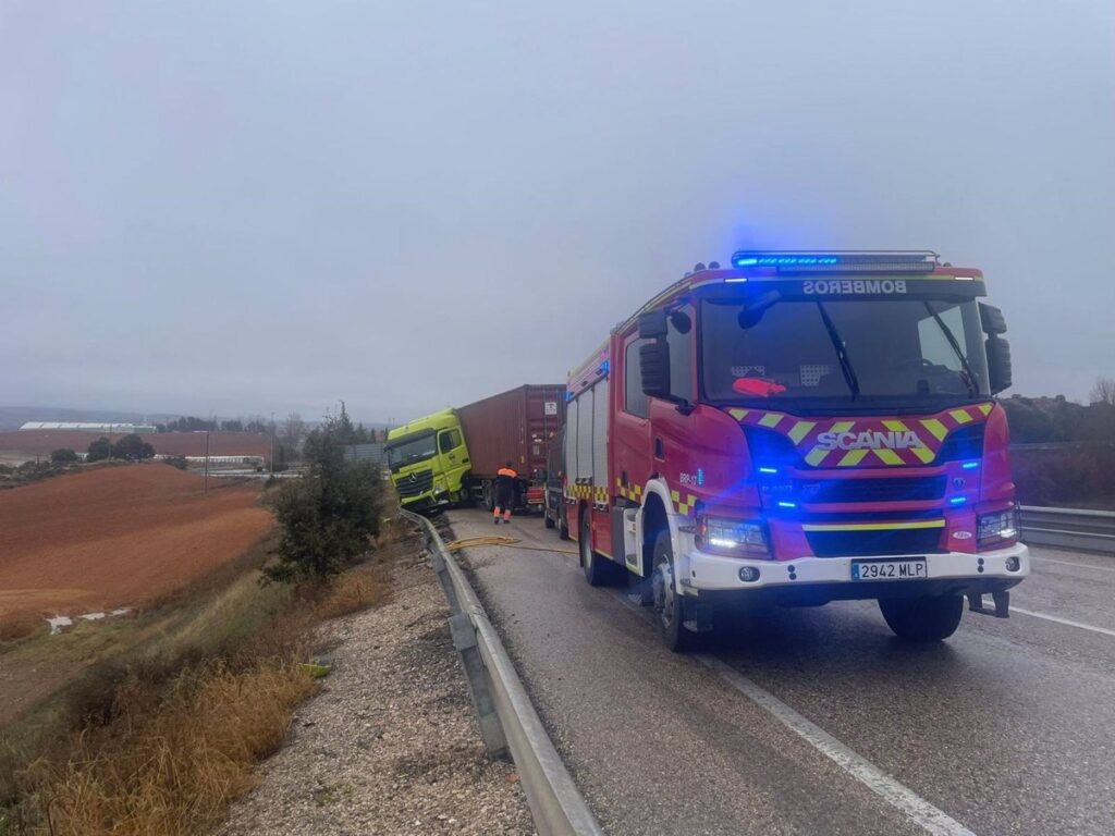 El accidente de un camión tráiler en Cuenca provoca un derrame de combustible en un carril de la N-320