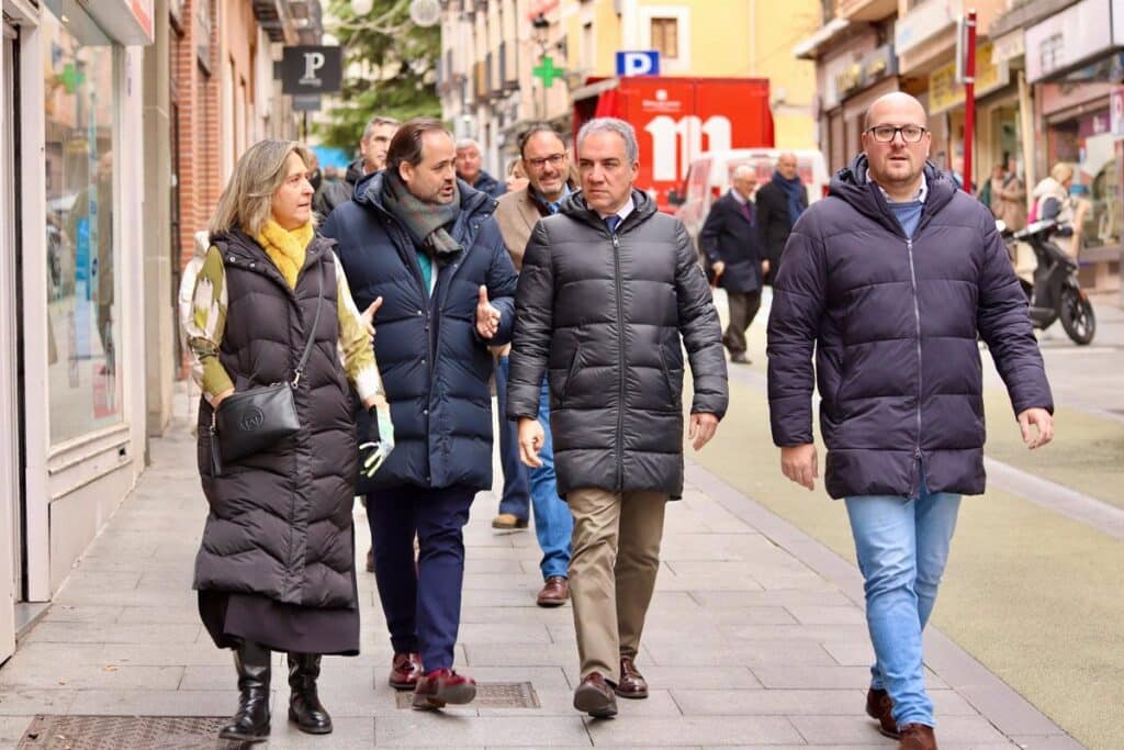 Bendodo (PP) considera la querella del PSOE contra Almeida "el arma" de quienes "están a la desesperada"