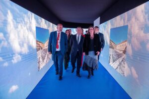 Castilla-La Mancha aterriza en la feria poniendo los pies en el cielo y ofreciendo "un destino joven y vibrante"