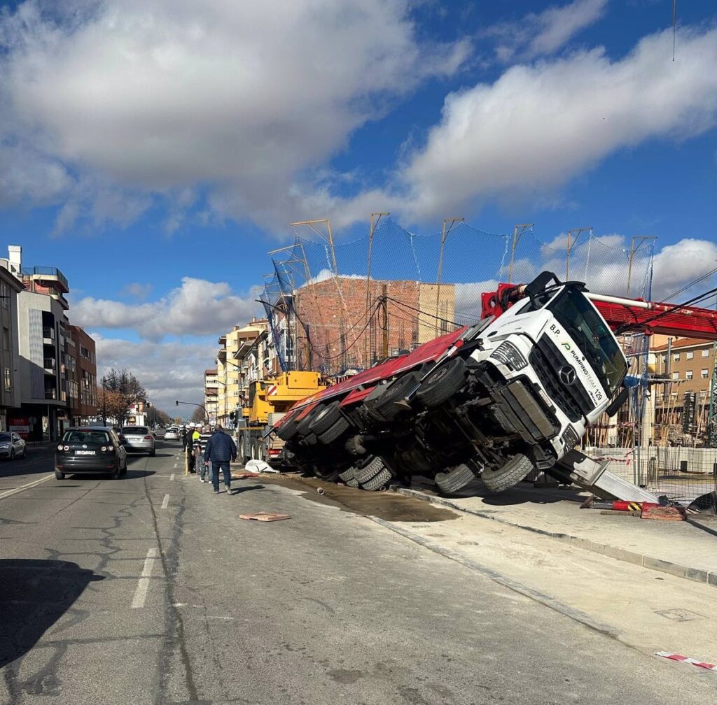 Cerrados los dos carriles de acceso al Polígono de Campollano en Albacete tras volcarse un camión en la vía