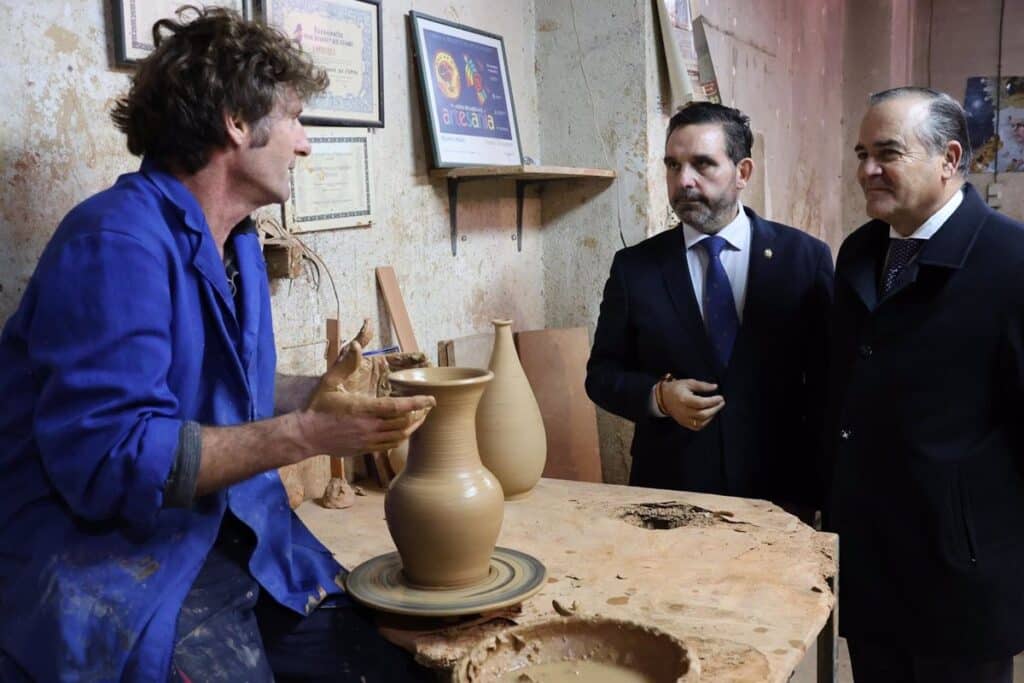 Un zócalo de cerámica se construirá en Ronda del Canillo en Talavera, donde se instalará "una gran bandera de España"