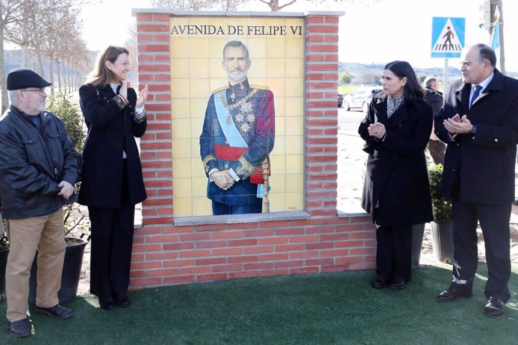 El Rey Felipe VI da nombre a una avenida en Talavera que se estrena con su imagen en un mural cerámico